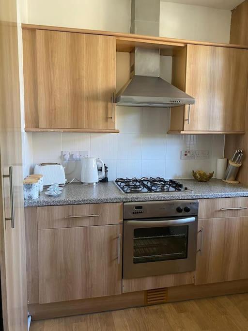 Lovely 2 Bedroom Flat In Greater London Bagian luar foto