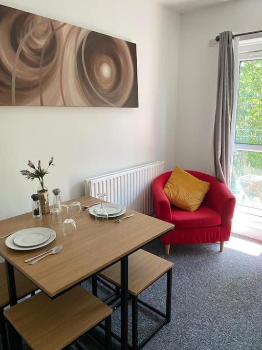 Lovely 2 Bedroom Flat In Greater London Bagian luar foto