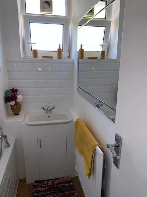 Lovely 2 Bedroom Flat In Greater London Bagian luar foto